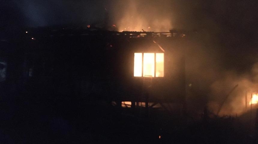 Sakarya&rsquo;da &ccedil;ıkan yangın ev ve samanlığı kullanılmaz hale getirdi