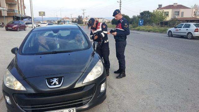 Balıkesir’de direksiyon başında sigara içenlere uygulama yaptı