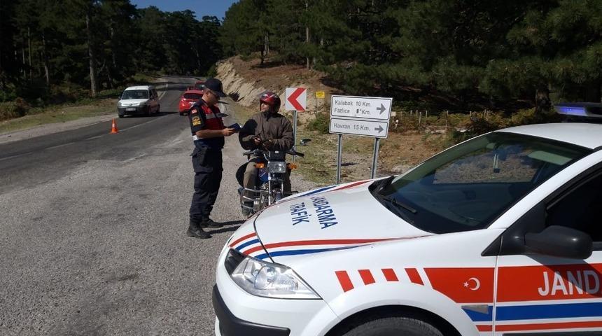 Balıkesir&rsquo;de direksiyon başında sigara i&ccedil;enlere uygulama yaptı