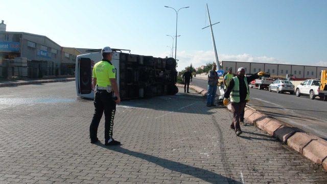 İşçi servisi midibüsü devrildi: 1 ölü, 24 yaralı