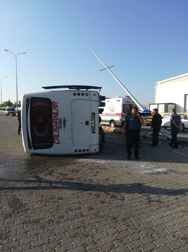 İşçi servisi midibüsü devrildi: 1 ölü, 24 yaralı