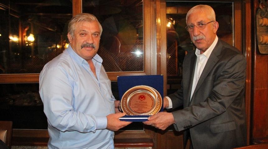 Karaman Polis Emeklileri Derneği&rsquo;nden emniyet m&uuml;d&uuml;r&uuml; Bayraktar&rsquo;a plaket