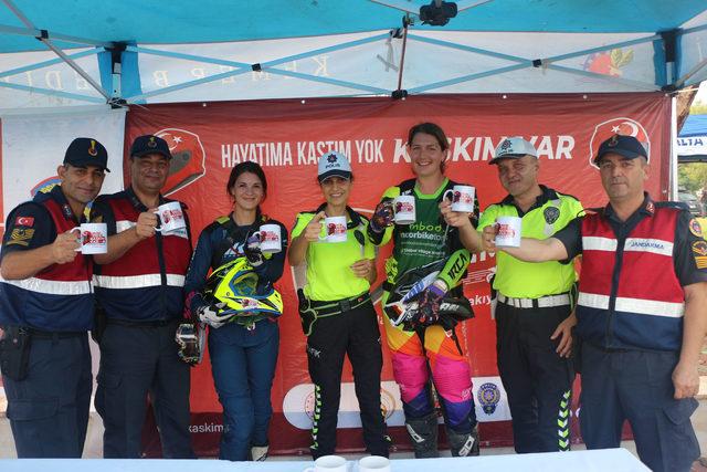 Enduro motosiklet yarışında 'Hayatıma kastım yok, kaskım var' projesi tanıtıldı