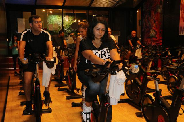 Ankaralı sporseverler 'İndoor Cycling' egzersizi yaptı