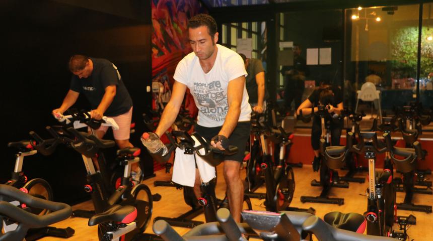 Ankaralı sporseverler 'İndoor Cycling' egzersizi yaptı