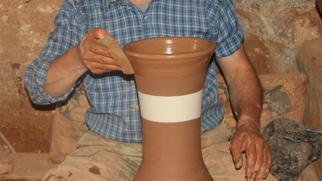 Çömlek ustasının toprak enstrümanlarına yoğun ilgi