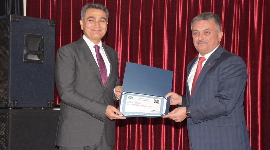 Vali Yazıcı&rsquo;dan M&uuml;d&uuml;r Zeybek&rsquo;e veda yemeği