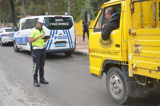 Sigara içen 5 bin 63 araç sürücüsüne para cezası