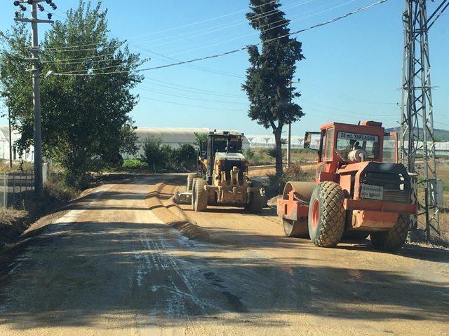 Serik’in dört mahallesinde asfalt çalışması