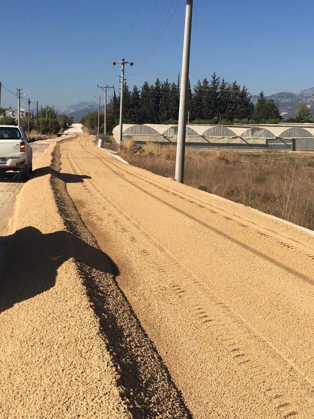 Serik’in dört mahallesinde asfalt çalışması