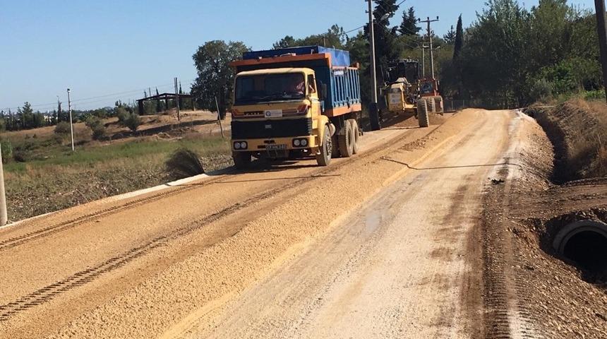 Serik&rsquo;in d&ouml;rt mahallesinde asfalt &ccedil;alışması