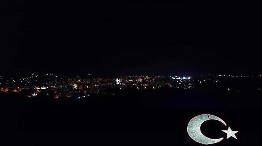 Ay yıldızlı ışıklandırmaya &ccedil;irkin saldırı