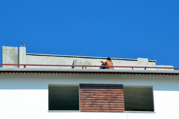 Evine düzenlenen baskından kaçıp çatıya çıktı G4