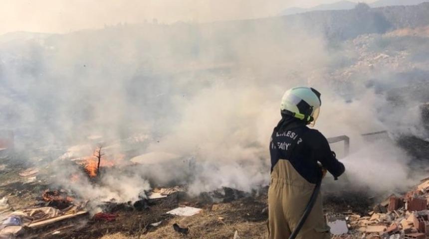 Burhaniye’de ot yangını korkuttu