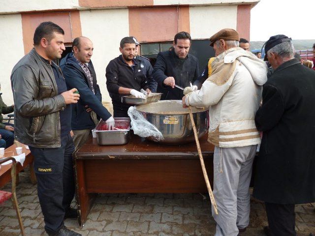 Başkandan hayvan pazarında vatandaşa aşure ikramı