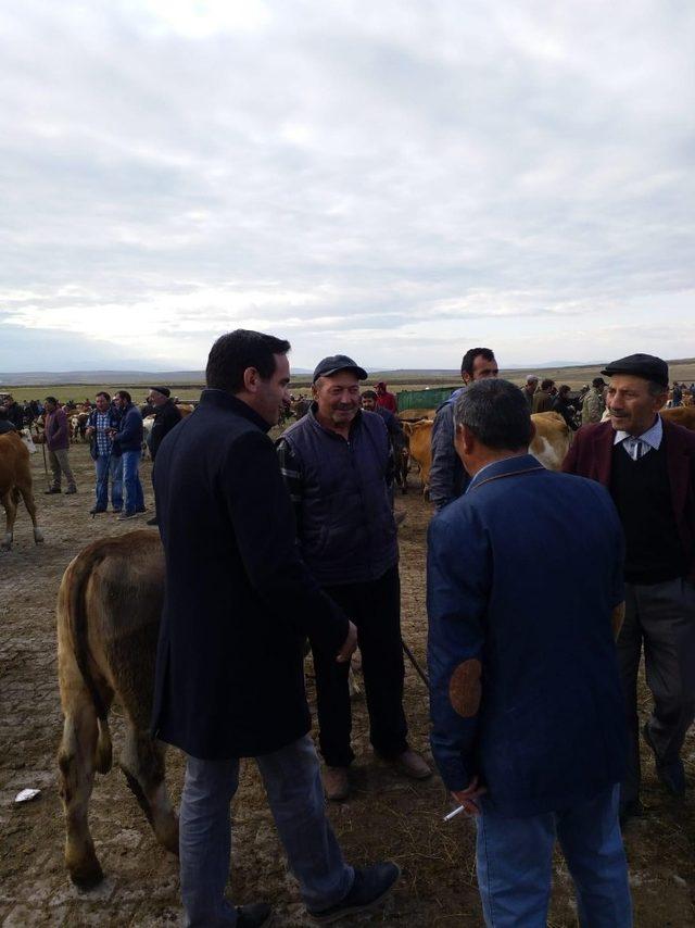 Başkandan hayvan pazarında vatandaşa aşure ikramı