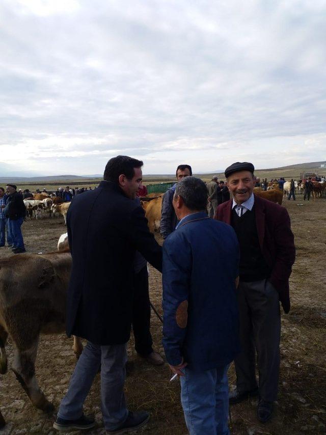 Başkandan hayvan pazarında vatandaşa aşure ikramı