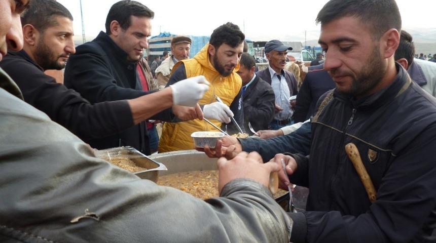 Başkandan hayvan pazarında vatandaşa aşure ikramı
