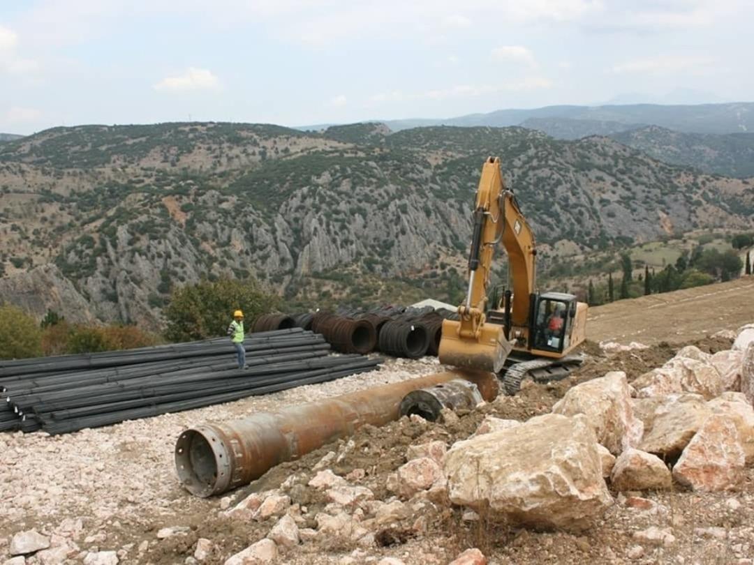 Heyelan b&ouml;lgesine fora kazık &ccedil;akılmaya başladı