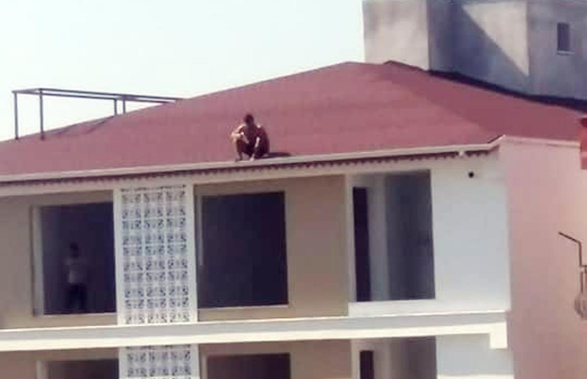 Evine d&uuml;zenlenen baskından ka&ccedil;ıp &ccedil;atıya &ccedil;ıktı