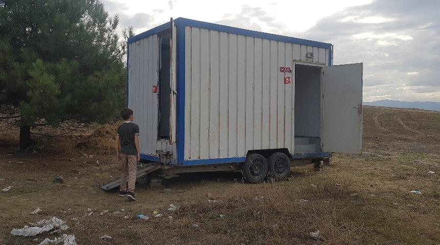 Yarış alanına konulan seyyar tuvaletin deposunu ve musluklarını &ccedil;aldılar