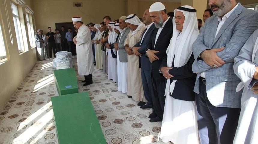 Trafik kazasında &ouml;len 4 kardeş yan yana toprağa verildi