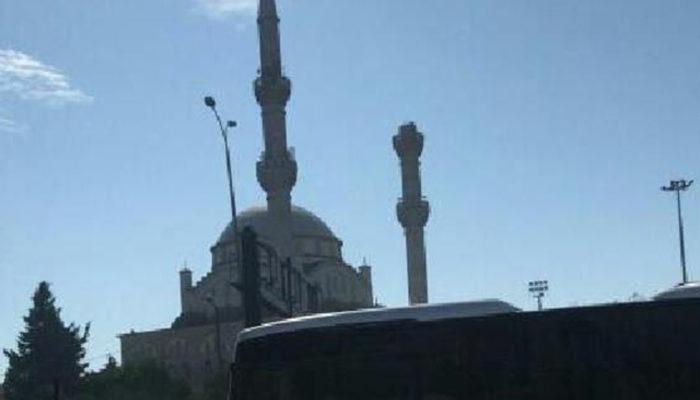 İstanbul'daki depremde caminin minaresi yıkıldı! İşte deprem sonrası ilk görüntüler