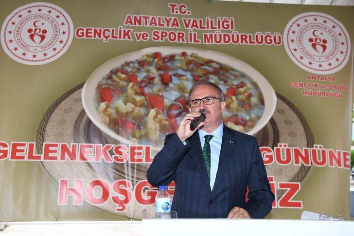 Vali Karaloğlu üniversite öğrencilerine aşure ikram etti G1