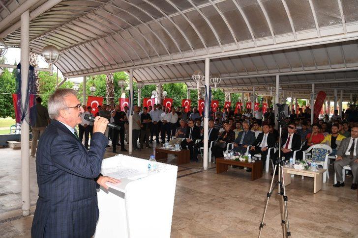 Vali Karaloğlu üniversite öğrencilerine aşure ikram etti G2