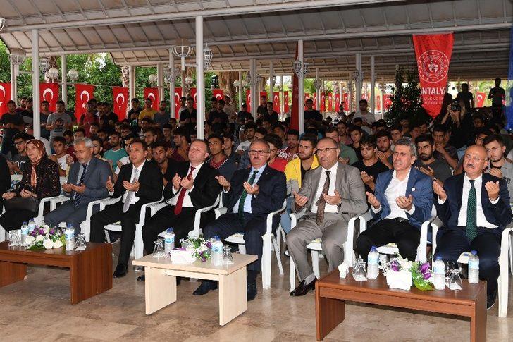 Vali Karaloğlu üniversite öğrencilerine aşure ikram etti G3