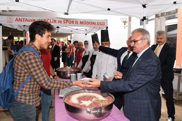 Vali Karaloğlu üniversite öğrencilerine aşure ikram etti G4