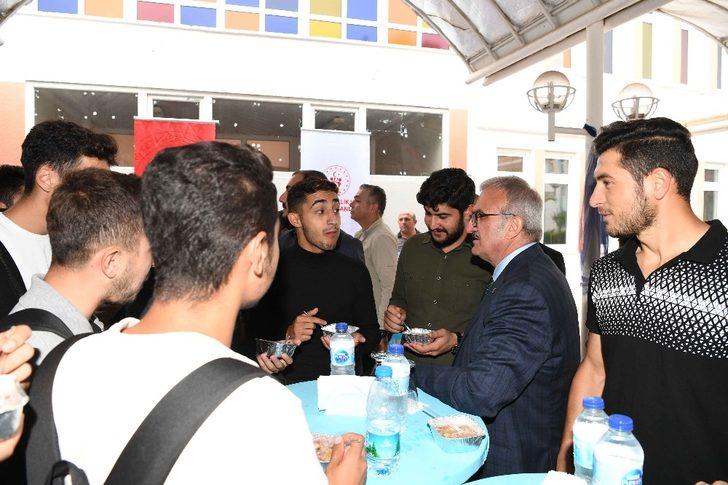 Vali Karaloğlu üniversite öğrencilerine aşure ikram etti G5