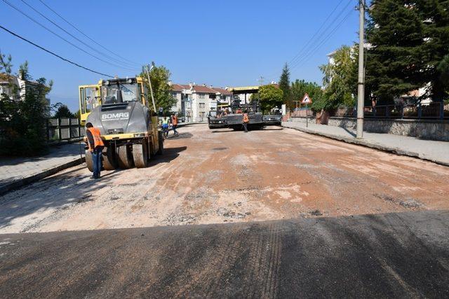 İnegöl’de sıcak asfalt çalışmaları devam ediyor