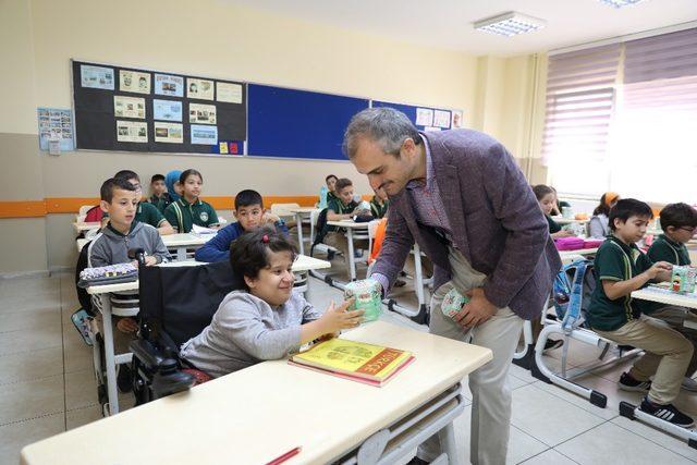 Çiftçi’den öğrencilere kitap kumbarası