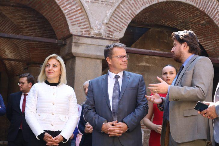 DÜZELTME - "Üsküp'teki Kurşunlu Han, Yunus Emre Enstitüsüne devredildi" başlıklı haberimiz kaynağından düzeltilmiştir.
Haberimizi düzelterek yeniden yayımlıyoruz.
Saygılarımızla.
AA
Üsküp'teki Kurşunlu Han, Yunus Emre Enstitüsüne devredildi G1