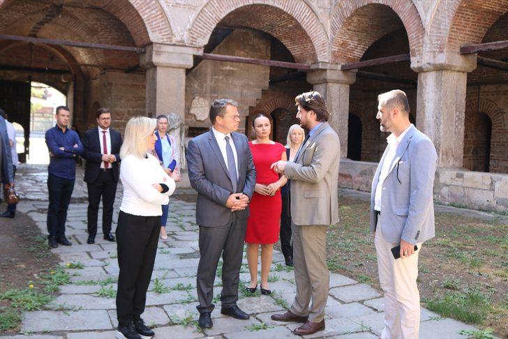 DÜZELTME - "Üsküp'teki Kurşunlu Han, Yunus Emre Enstitüsüne devredildi" başlıklı haberimiz kaynağından düzeltilmiştir.
Haberimizi düzelterek yeniden yayımlıyoruz.
Saygılarımızla.
AA
Üsküp'teki Kurşunlu Han, Yunus Emre Enstitüsüne devredildi G2