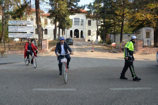 Okullarına bisikletleriyle gittiler