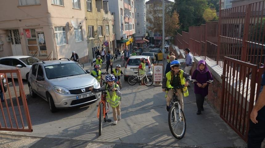 Okullarına bisikletleriyle gittiler