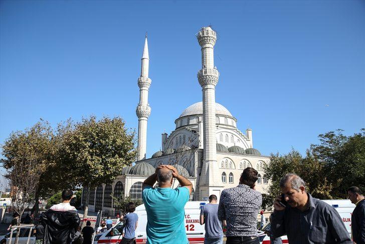 İstanbul'daki depremde caminin minaresi yıkıldı! İşte deprem sonrası ilk görüntüler G4
