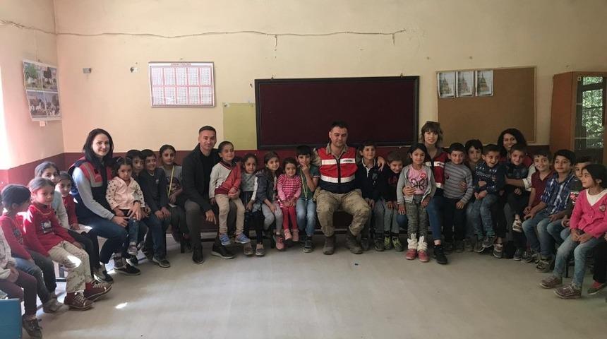 Kadın astsubaylardan öğrencilere eğitim desteği