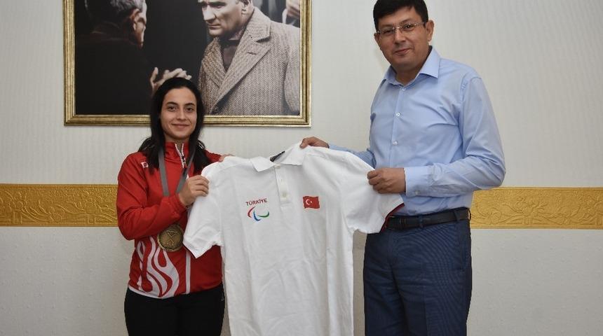 Milli Halterci Kentli&rsquo;den Başkan &Ouml;zcan&rsquo;a ziyaret