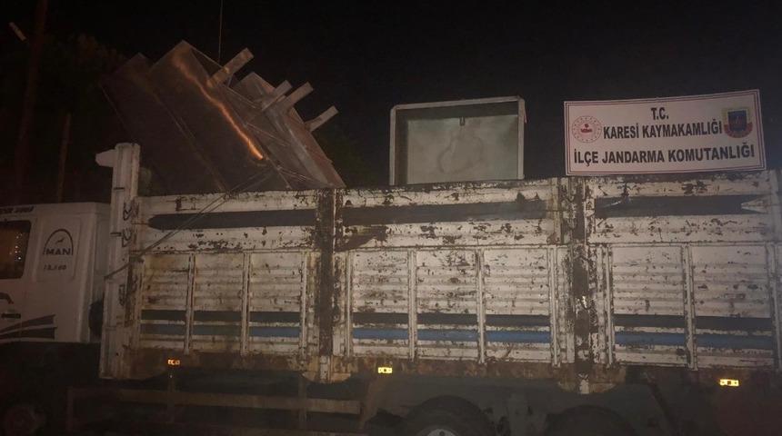 Kapalı s&uuml;t tesisine dadanan hırsızlar yakalandı