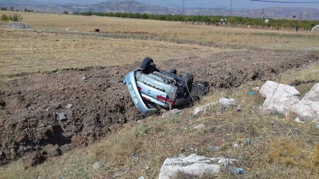 Gölbaşı’nda hafif ticari araç takla attı: 2 Yaralı