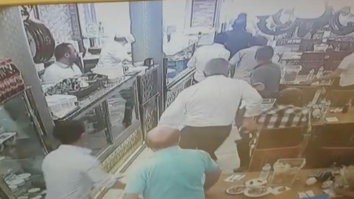 Fatih'te depreme aldırış etmeden yemek yemeye devam etti 