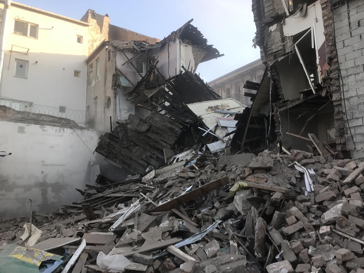 Balat'ta depremde hasar g&ouml;ren 3 bina kontroll&uuml; bir şekilde yıkıldı