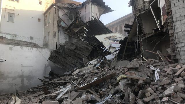 Balat'ta depremde hasar gören 3 bina kontrollü bir şekilde yıkıldı