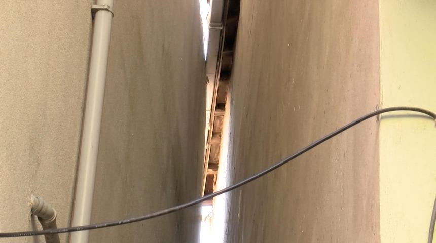 Kağıthane'de bir bina depremin etkisiyle yanındaki binaya yaslandı