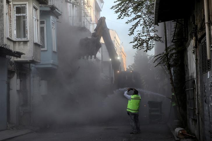 Balat'ta depremde hasar gören 3 bina kontrollü bir şekilde yıkıldı G1
