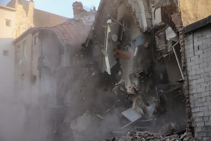 Balat'ta depremde hasar gören 3 bina kontrollü bir şekilde yıkıldı G2