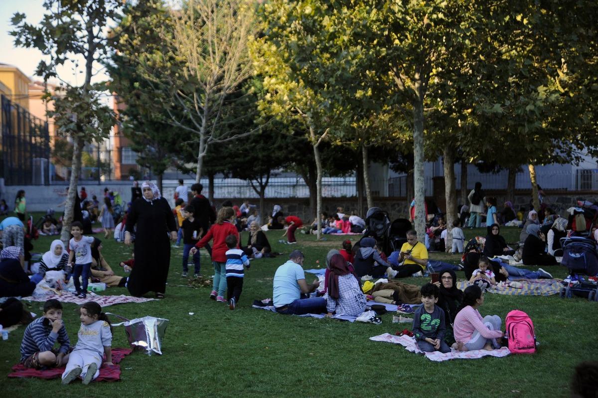İstanbul'da depremin ardından vatandaşlar parklara akın etti